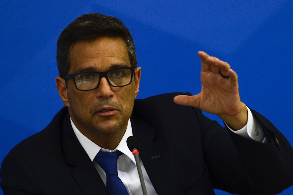 Prorrogar auxílios pode contrair economia, diz Campos Neto