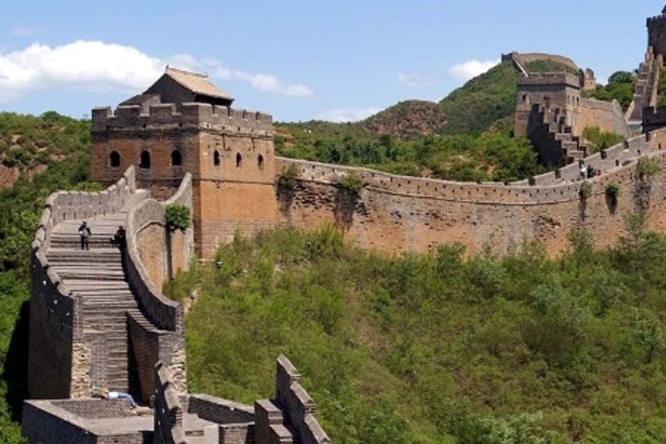 Homens usam escavadeira para fazer buraco na Grande Muralha da China e são presos