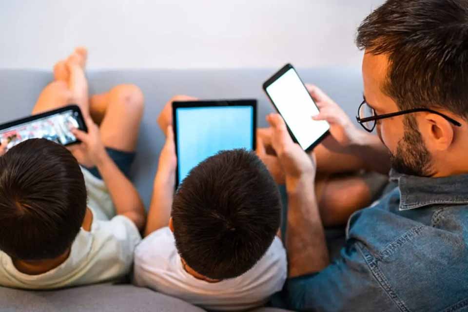 Uso de telas excessivo e os impactos na saúde física e mental são orientados pela Sesau