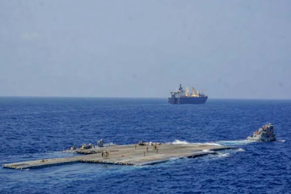 Primeiros caminhões com ajuda humanitária desembarcam em píer construído pelos EUA em Gaza