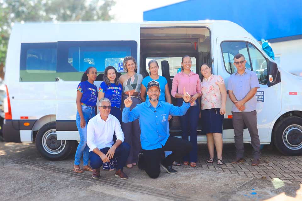 Rio Crespo recebe van para atender famílias atípicas através de emenda do deputado Delegado Camargo