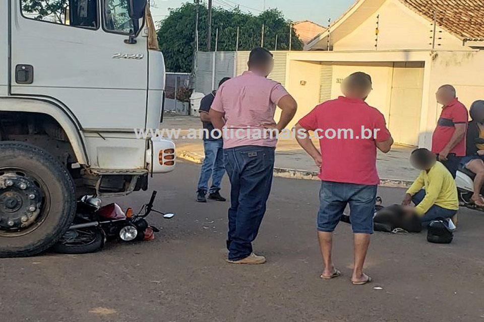 Motociclista fica gravemente ferida após ser colidida por caçamba