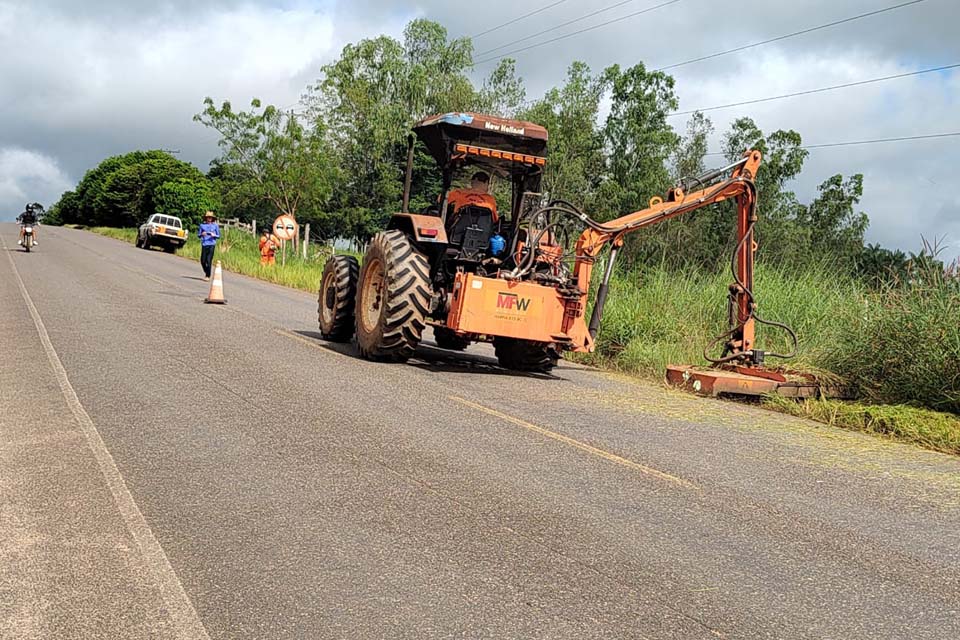 DER realiza serviços de roçagem e recuperação nas rodovias 010 e 481