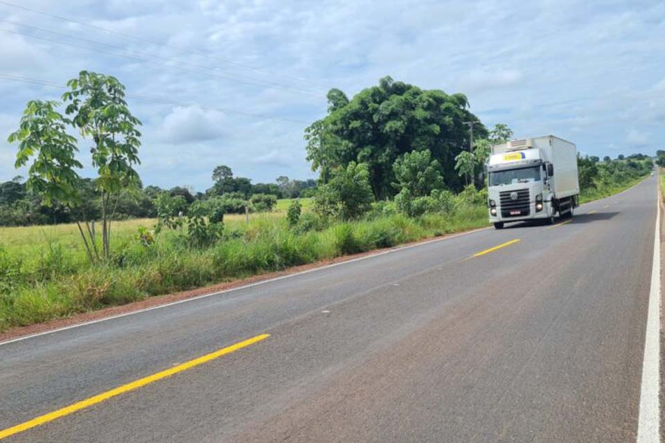 RO-479 com nova sinalização horizontal para maior segurança e melhor trafegabilidade, entre Rolim de Moura e BR-364