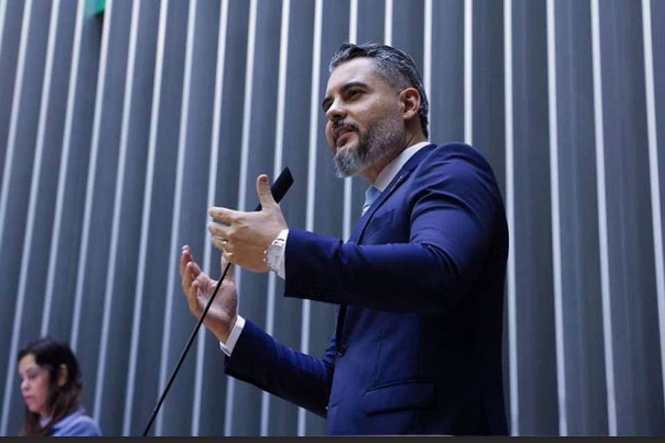 Deputado Thiago Flores vota a favor de projetos em homenagem ao Dia dos Professores 