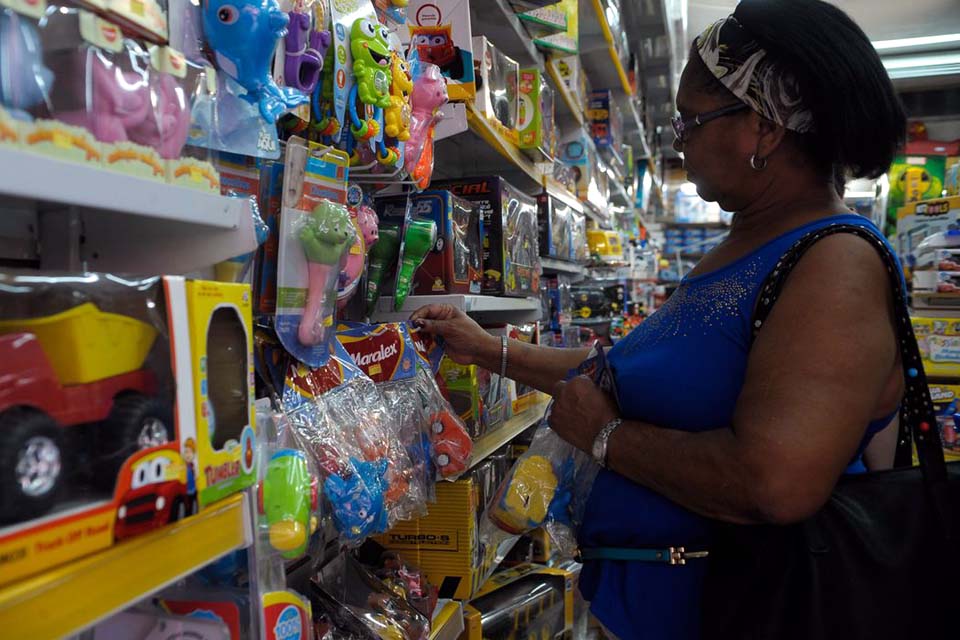 Brinquedos mostram variação de preço de até 251% em lojas virtuais