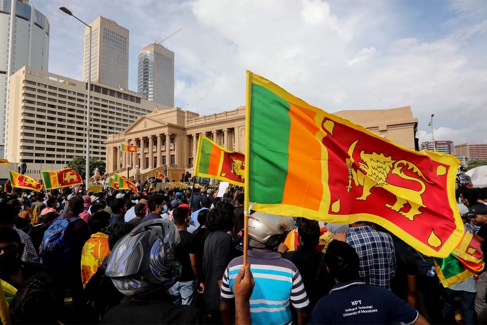 Com falta de alimentos e combustíveis, Sri Lanka suspende pagamentos e dá calote na dívida externa