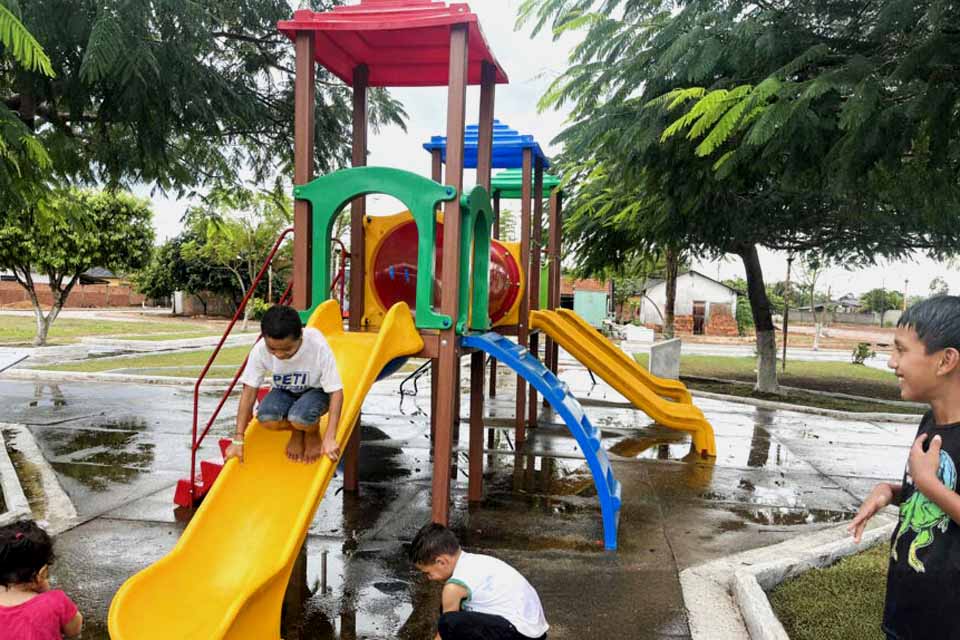 Novos playgrounds garantem espaços de lazer para crianças em municípios do estado