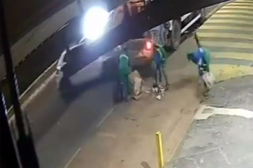 Gari fica ferido após carro atingir caminhão de coleta em Porto Velho