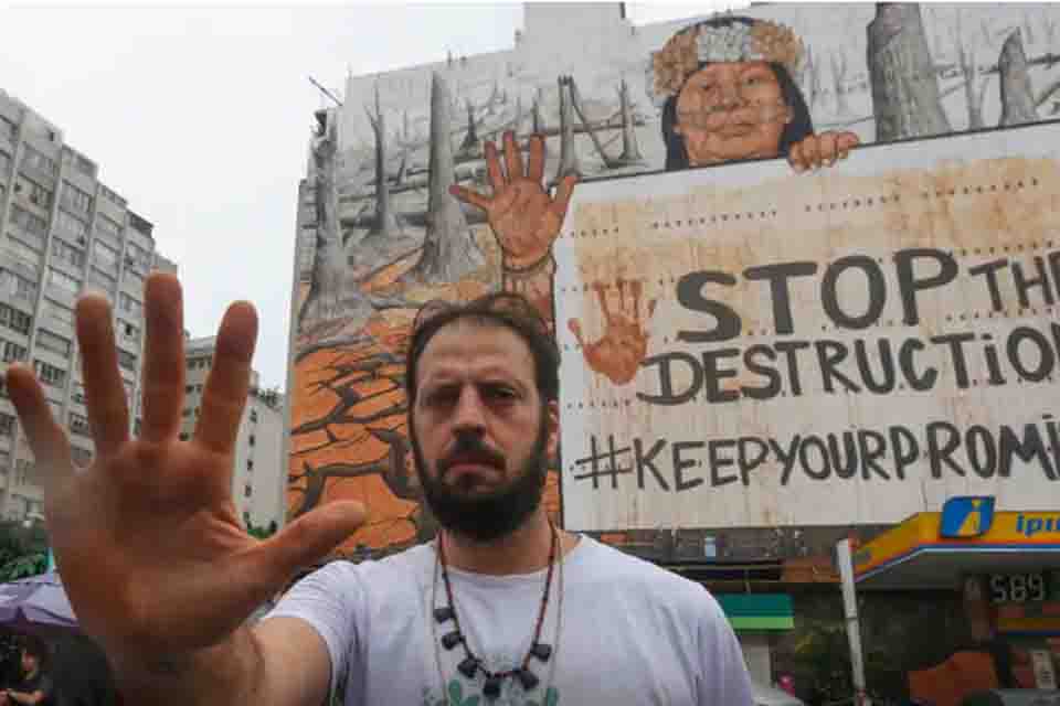 Cinzas de queimadas e lama do RS formam mural em São Paulo