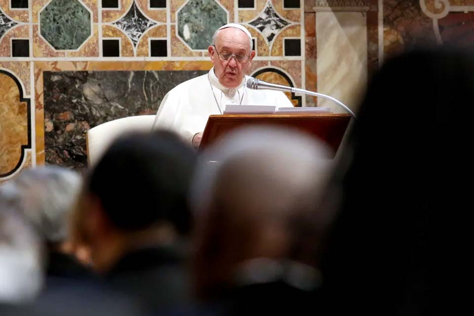 Papa Francisco se encontra com vítimas de pedofilia na Igreja: “Acolher e escutar”