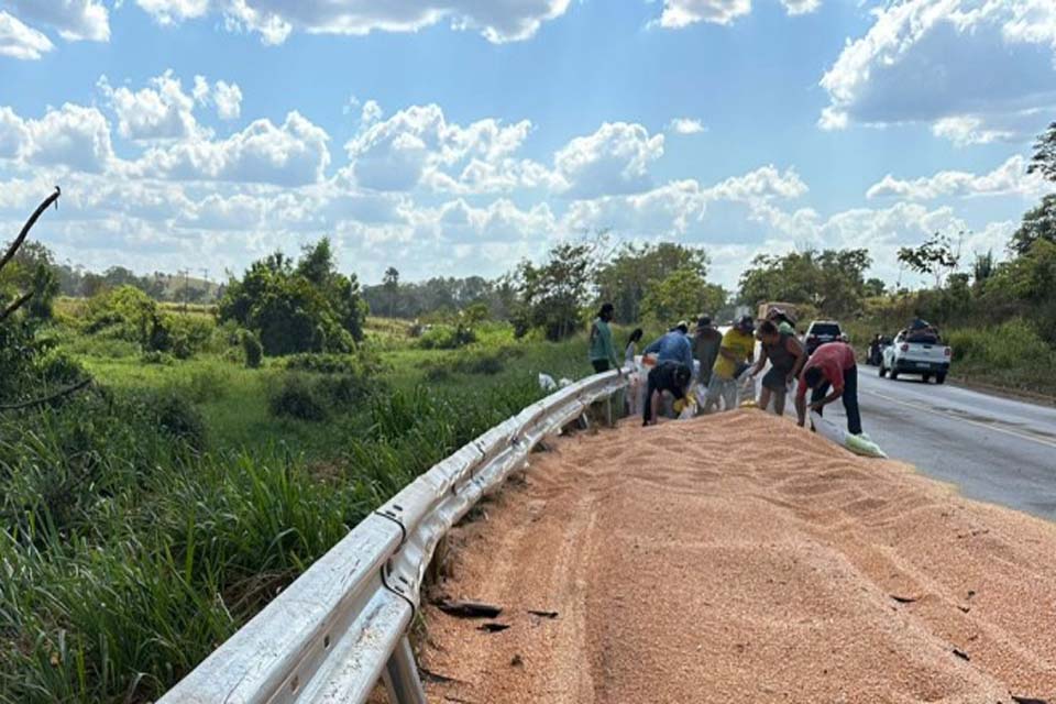Caminhão carregado de milho tomba e interdita BR 364