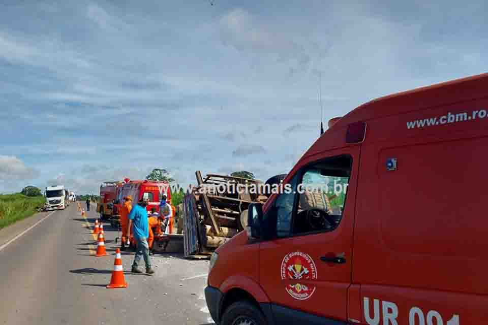 Caminhão carregado e com 6 ocupantes tomba na BR-364