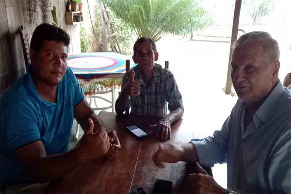 Adelino Follador destina recursos para iluminação pública do distrito de Triunfo