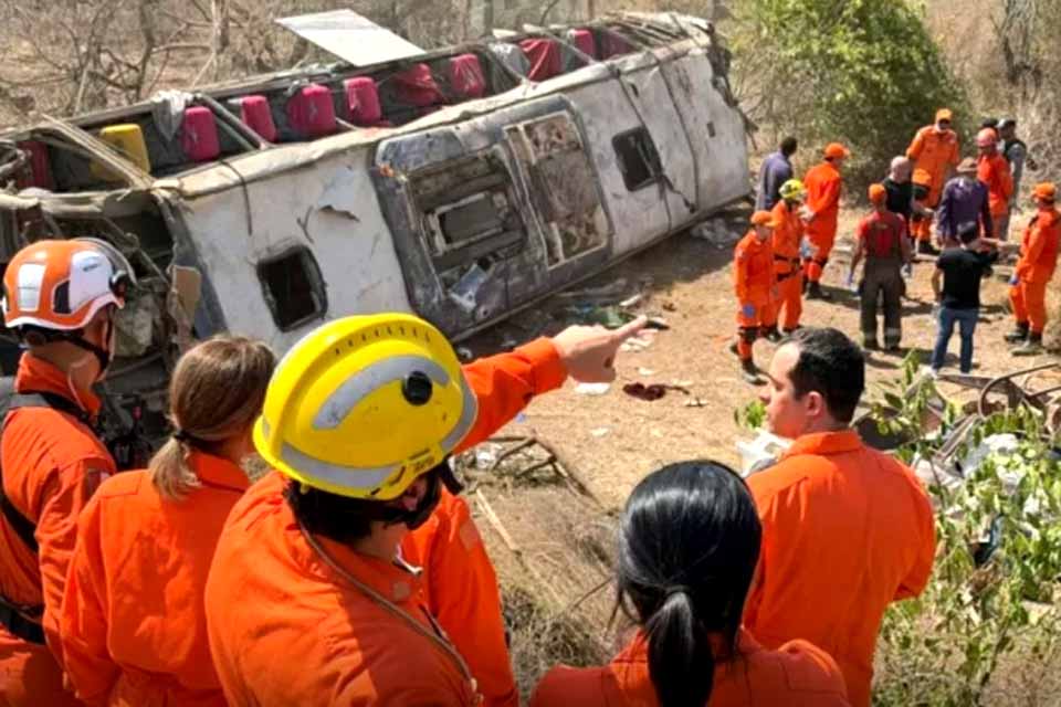 Capotamento de ônibus que levava romeiros deixa 15 mortos em Alagoas