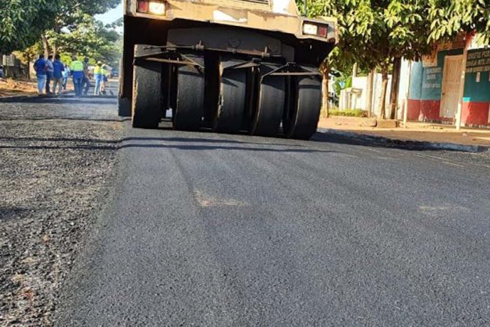 Com recurso próprio prefeitura de Jaru constrói asfalto novo em trecho da Rua Paraná no setor 4
