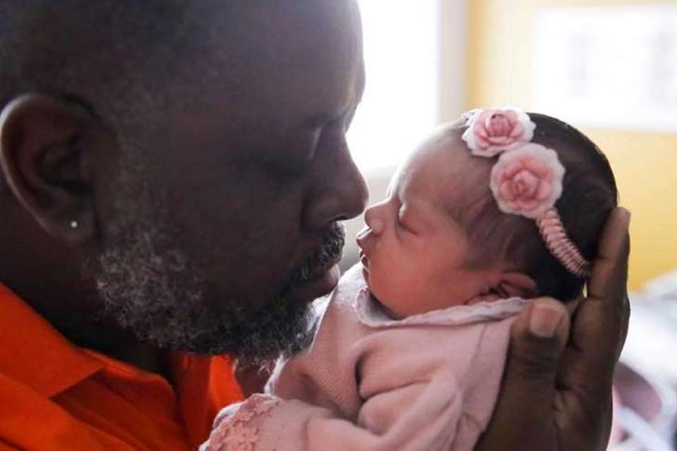 Péricles emociona os fãs com declaração para filha