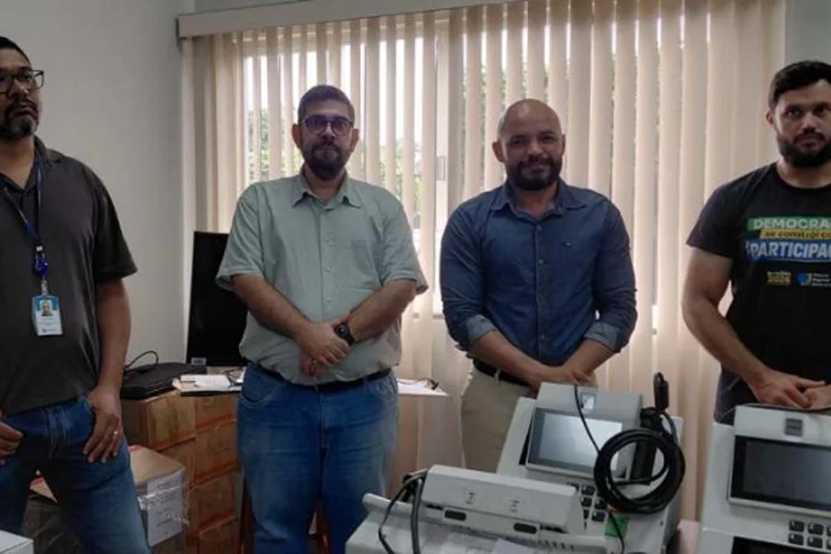 Urnas saõa preparadas, testadas e lacradas pela 1ª Zona Eleitoral de Guajará-Mirim