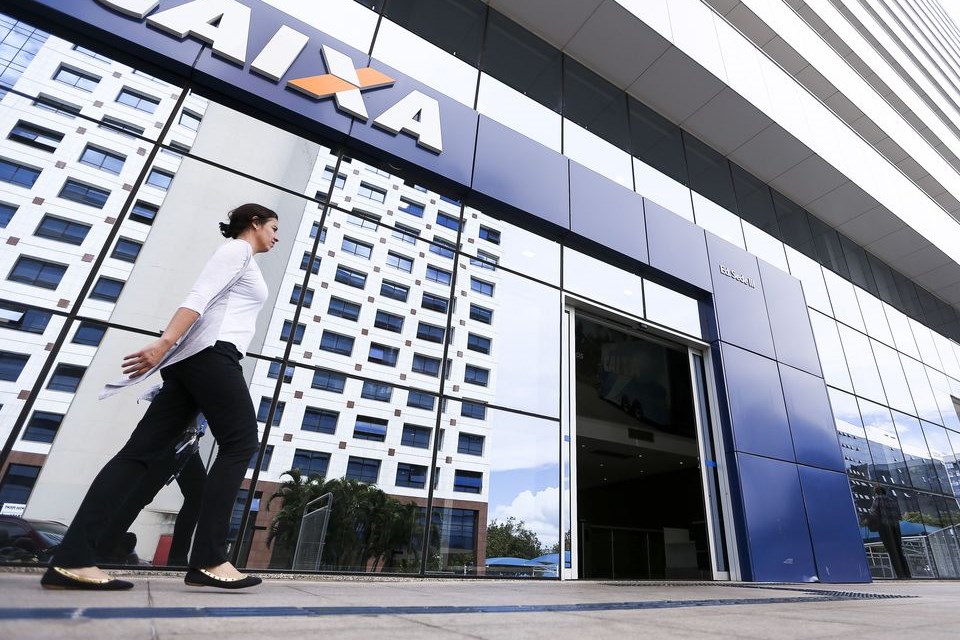 Nascidos em abril podem sacar primeira parcela de auxílio hoje