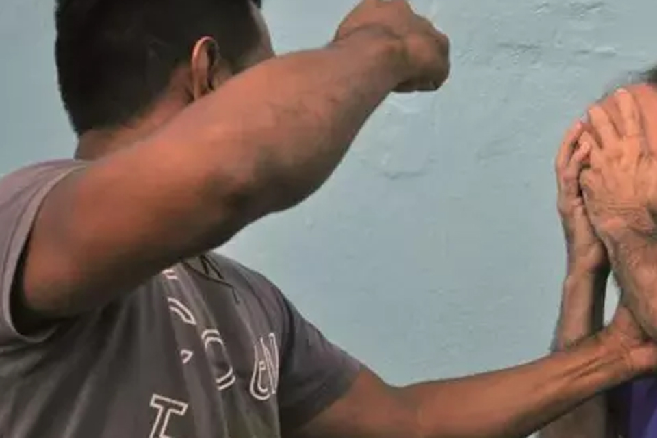 Filho agride, ameaça pai de morte e apedreja residência