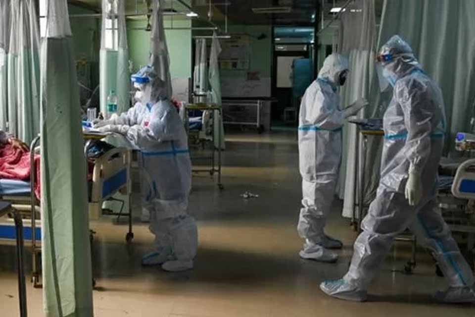 Índia regista 329 mil casos de Covid-19, valor mais baixo nos últimos 14 dias