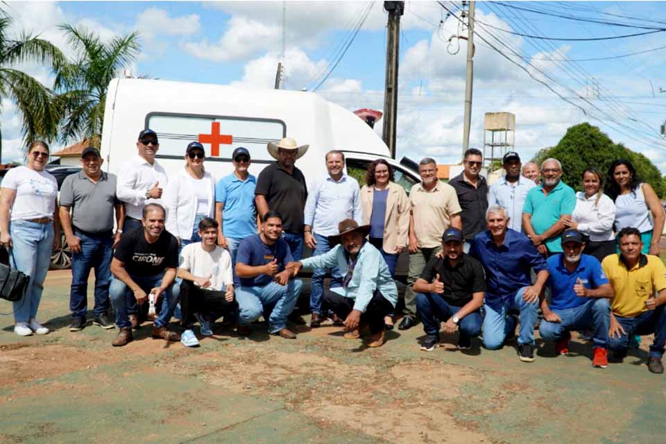 Cirone Deiró assegura recursos para a aquisição de uma ambulância para o município de Castanheiras