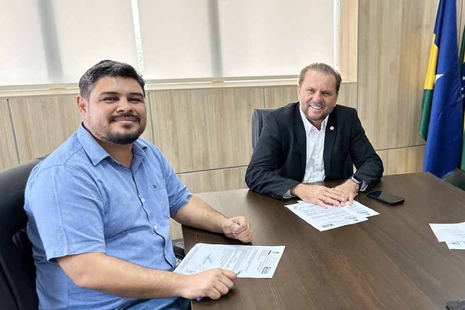 Cirone Deiró assegurar recursos para a pavimentação de novas ruas do Residencial Morada do Bosque