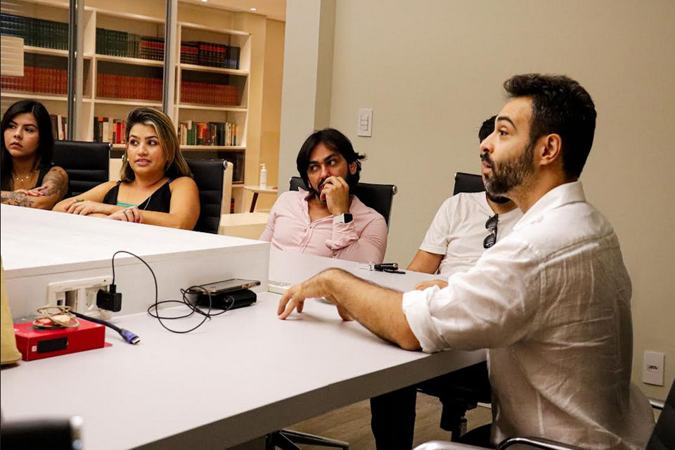 Pré-candidato a Deputado Federal Vinicius Miguel dialoga com influenciadores digitais em encontro em Porto Velho