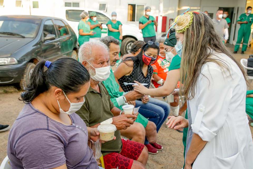 Pacientes em recuperação da covid-19 na Assistência Médica Intensiva são surpreendidos com visita de familiares