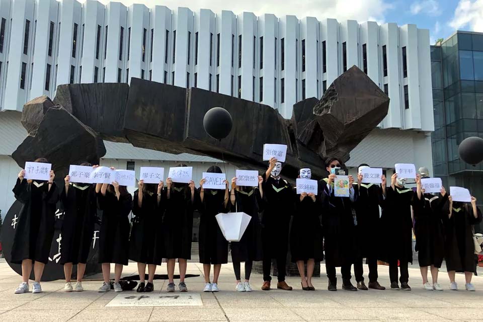 Estudantes de Hong Kong desafiam lei de segurança nacional chinesa