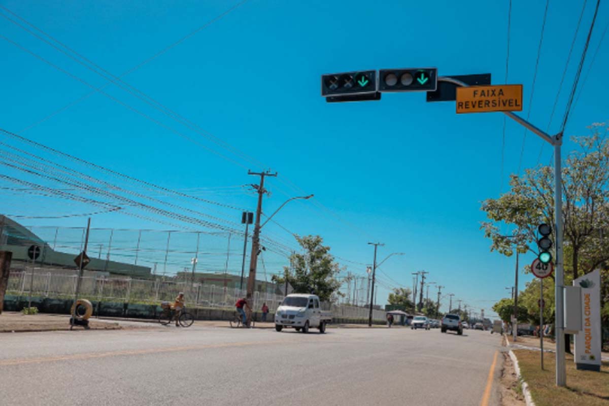Semáforos reversíveis completam um ano de instalação na Av. Calama 