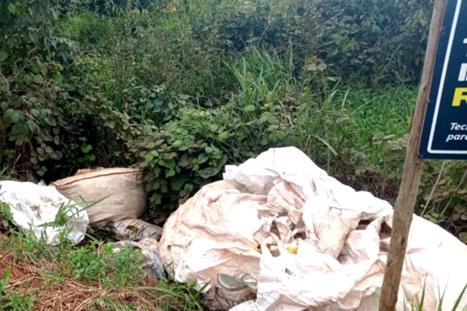 Sanerom recebe denúncia e constata descarte irregular de lixo na zona rural