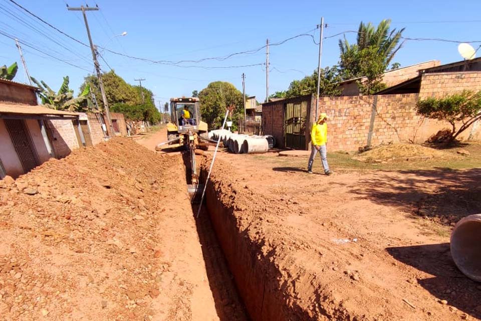 Ruas do bairro Rosalina de Carvalho em Porto Velho recebem obras de drenagem