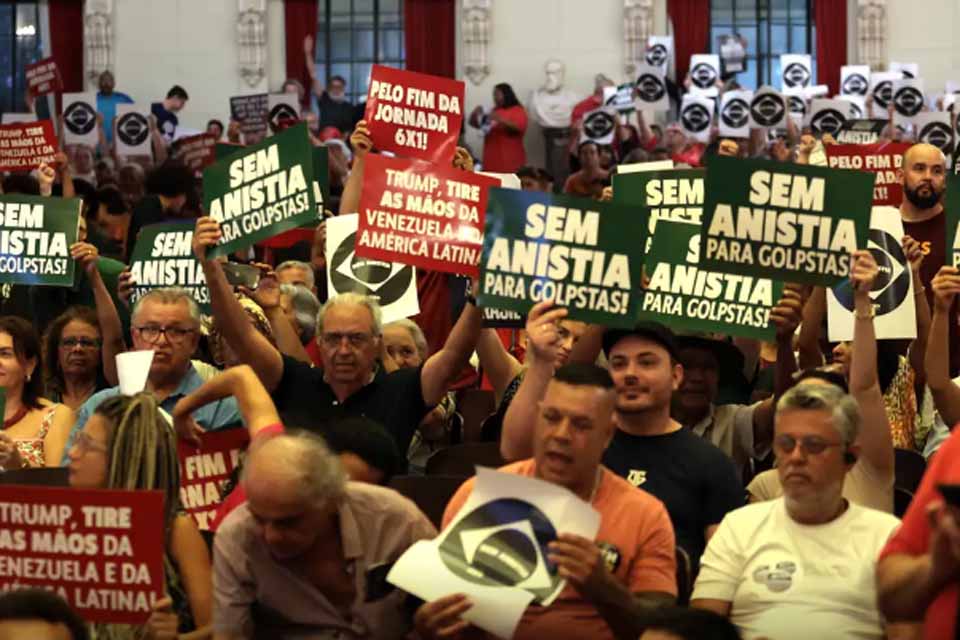 Em ato em SP, manifesto celebra democracia contra atos de 8 de janeiro