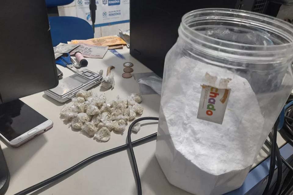 Casal é preso com mais de 30 porções de drogas em apartamento na leste