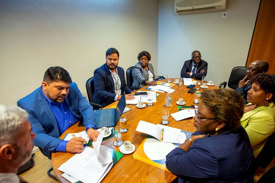 Angola e Brasil retomam cooperação na área de sangue e hemoderivados