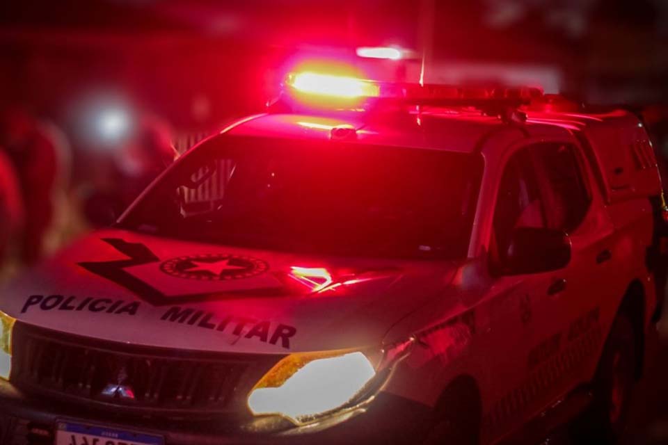 Homem invade casa da ex mulher e tenta matar atual namorado