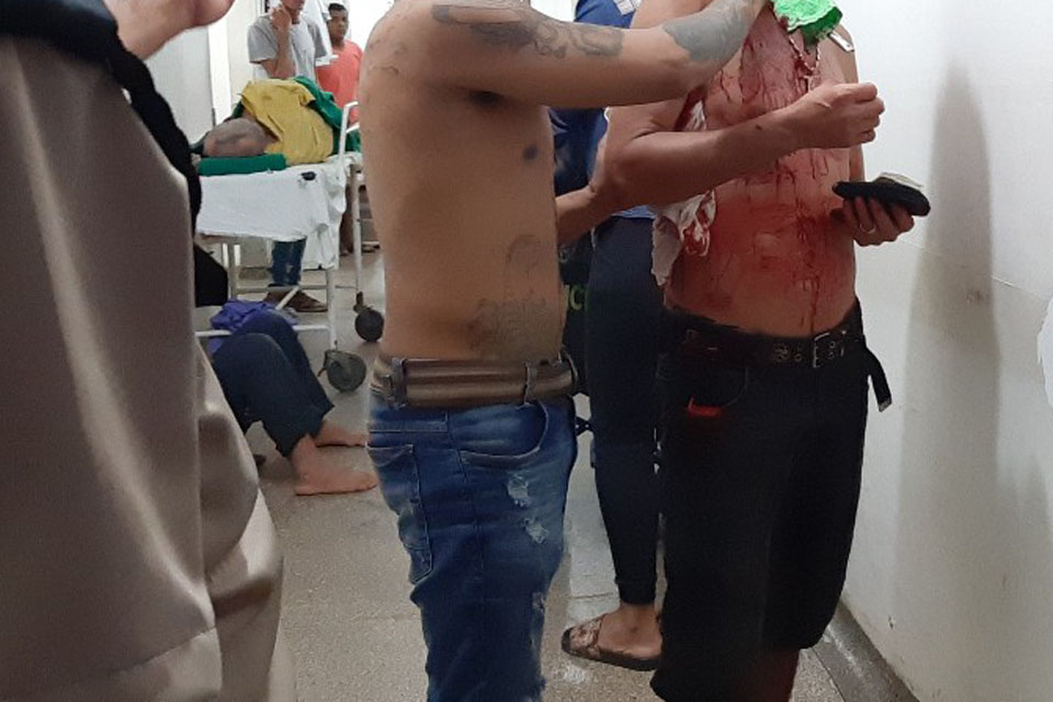 Homem é atacado com várias facadas em bar na zona sul