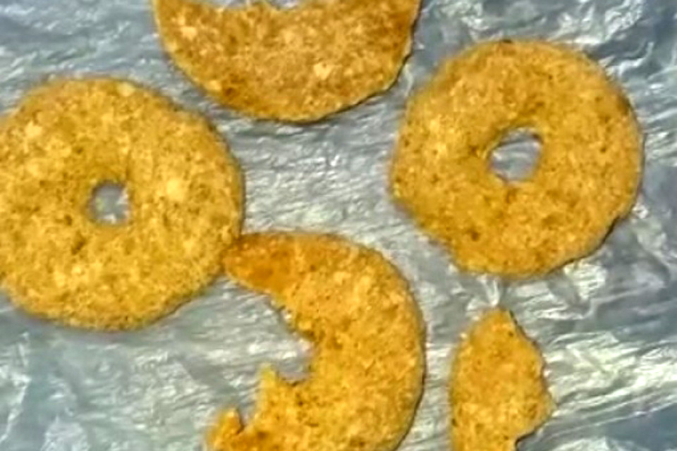 Bandidos criam Biscoito de Pasta Base para tentar burlar a revista em Presídio 