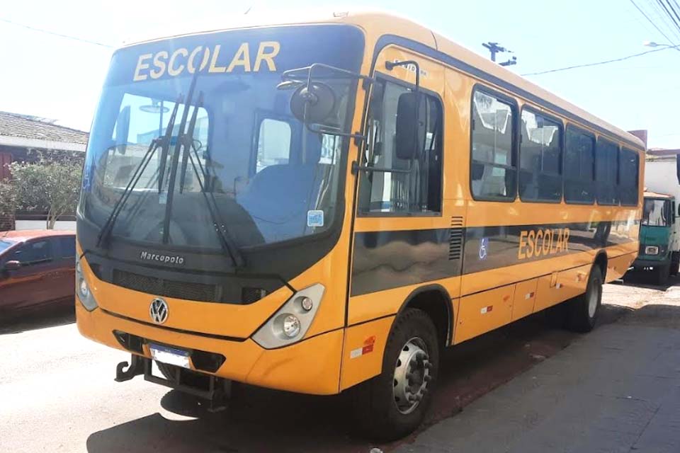 Nove automóveis e um ônibus rural escolar são entregues a Coordenadoria Regional de Educação 