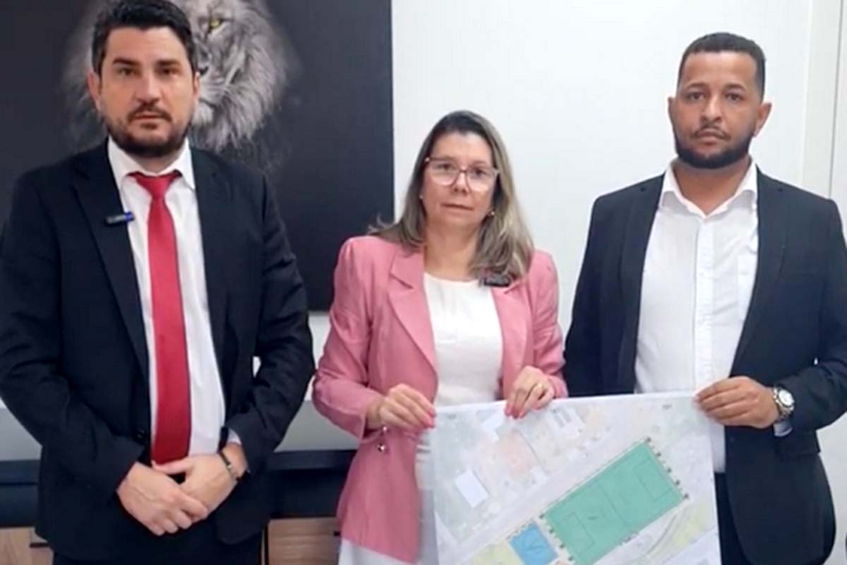  Deputado Jean Mendonça garante campo sintético para bairros em de Pimenta Bueno