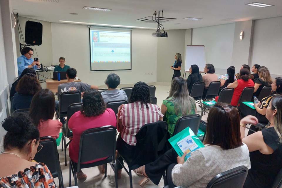 Professores que atuam em salas de recursos multifuncionais participam de curso de Libras Básico