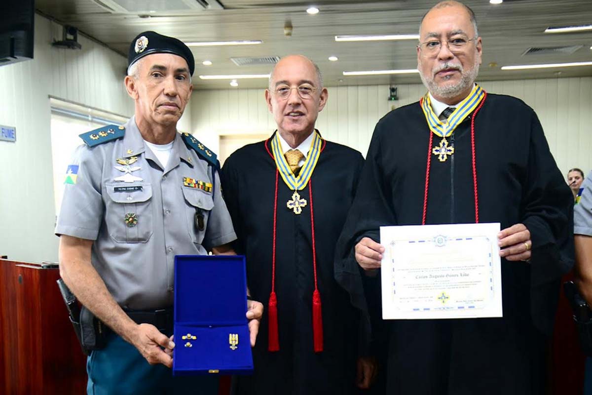 Liderança do TRT-14 tem atuação reconhecida com maior honraria do Estado