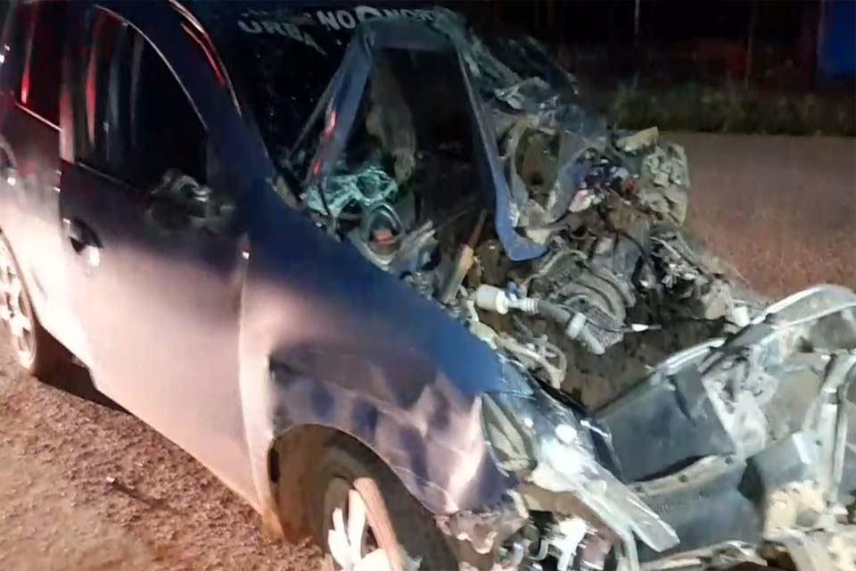 Veículo de aplicativo fica destruído após colidir em caminhão na zona Leste