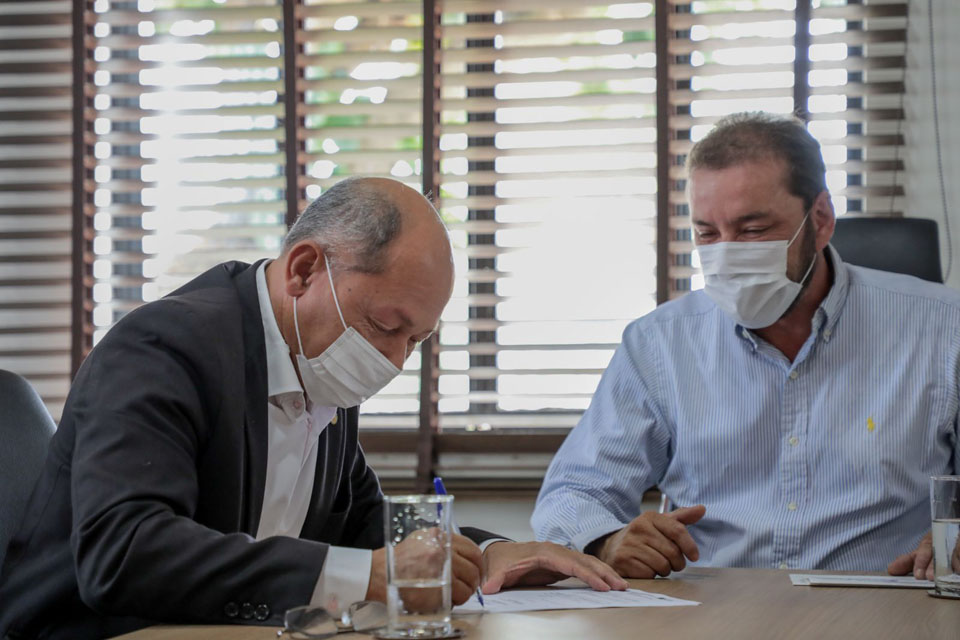  Prefeito Hildon Chaves assina ordem de serviço para pavimentação das ruas Itatiaia e Farrapos