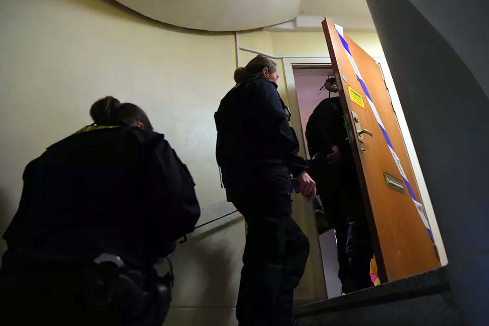 Mulher suspeita de manter filho trancado em casa por quase 30 anos é presa na Suécia