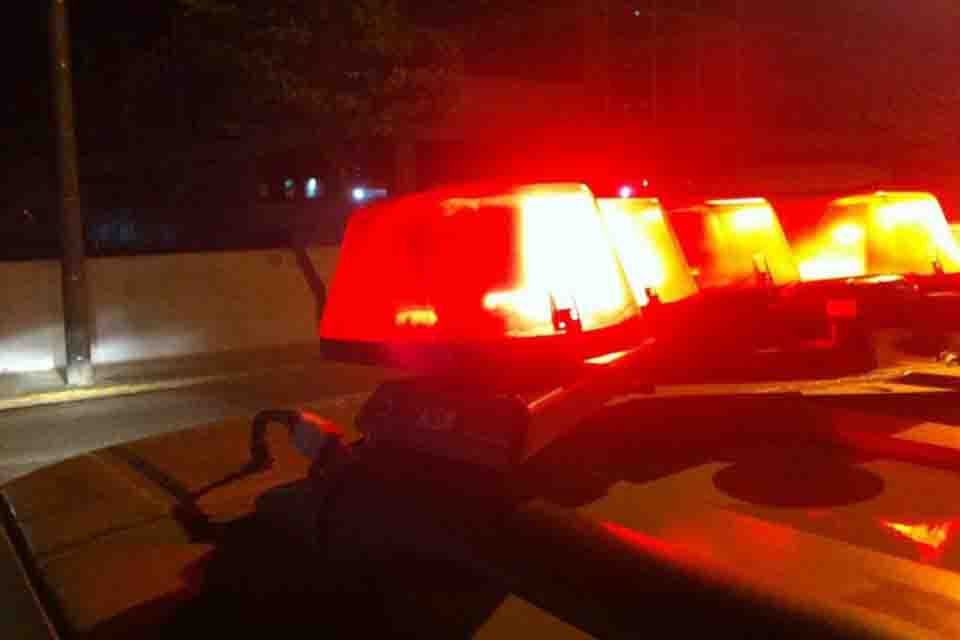 Ladrões fazem reféns, roubam picape e trocam tiros com policiais 