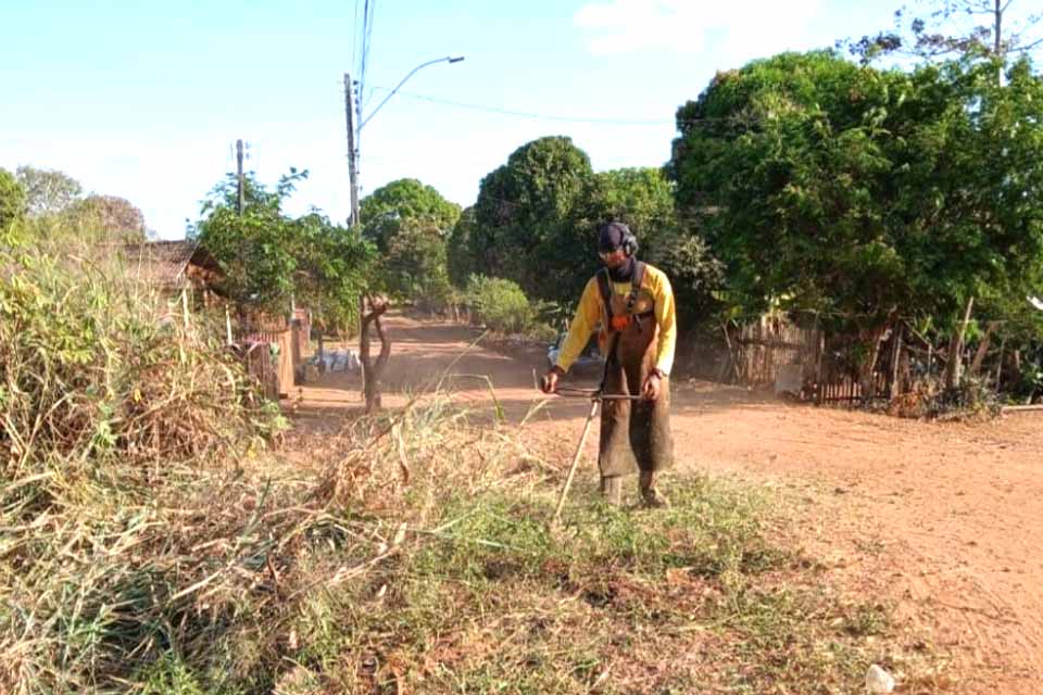 Prefeitura de Ji-Paraná realiza serviço de limpeza urbana no Distrito Nova Londrina 