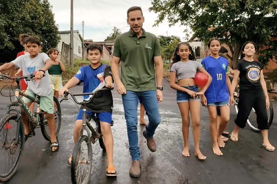 Prefeito Affonso Cândido vistoria obra de pavimentação no bairro Novo Horizonte