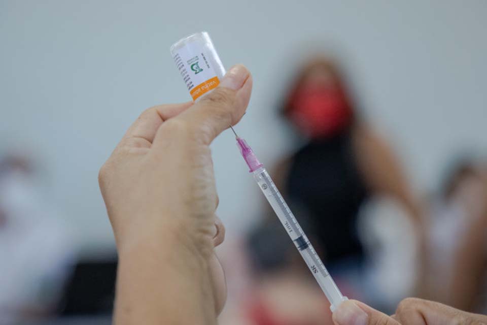 Vacinadores vão à escola Capitão Cláudio para aplicação da segunda dose da vacina contra Covid-19 em trabalhadores da educação